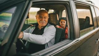 Imagen de archivo de una persona mayor conduciendo.