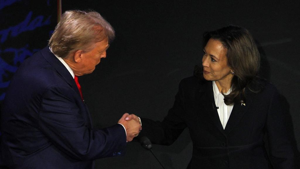 Donald Trump y Kamala Harris se saludan a su llegada al debate de la cadena ABC.