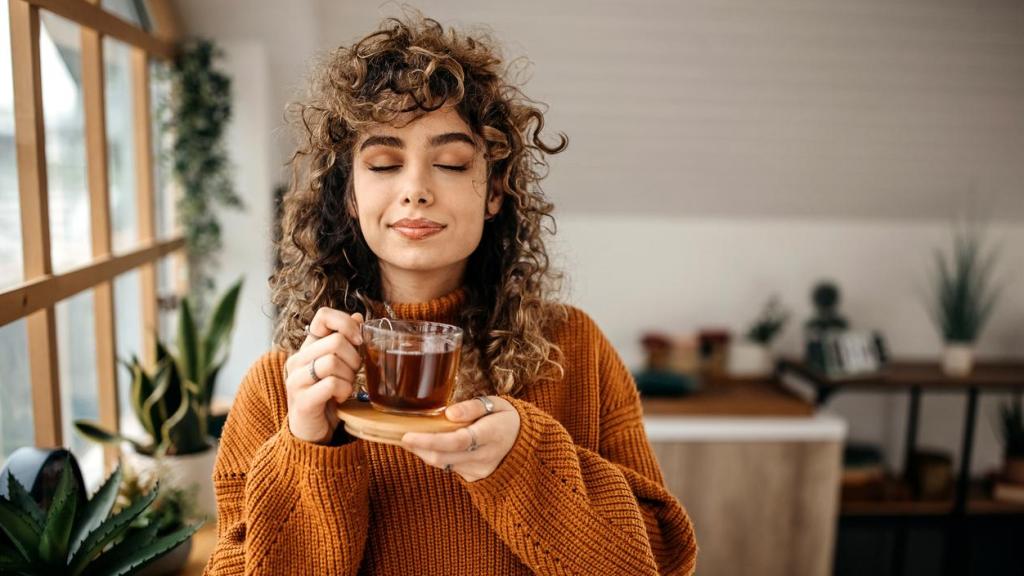 Mujer disfrutando de una infusión.