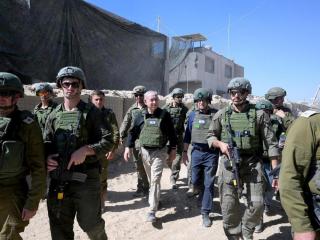 El primer ministro de Israel, Benjamin Netanyahu, junto a varios militares el pasado 18 de julio.