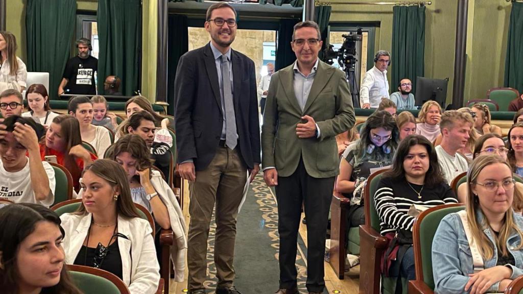 El rector, Juan Manuel Corchado (dcha), junto al concejal de Cultura, Ángel Fernández, reciben a los Erasmus en el Liceo