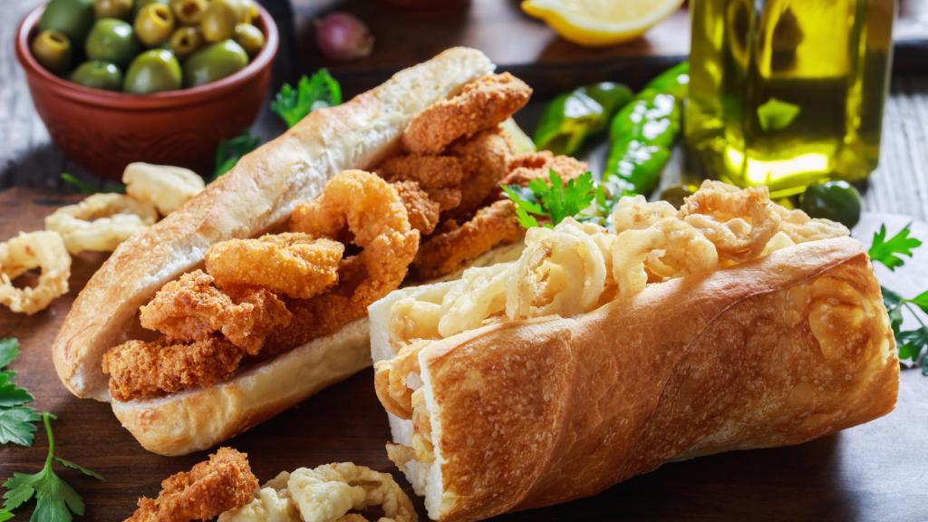 Bocadillos de calamares fritos con distintas técnicas