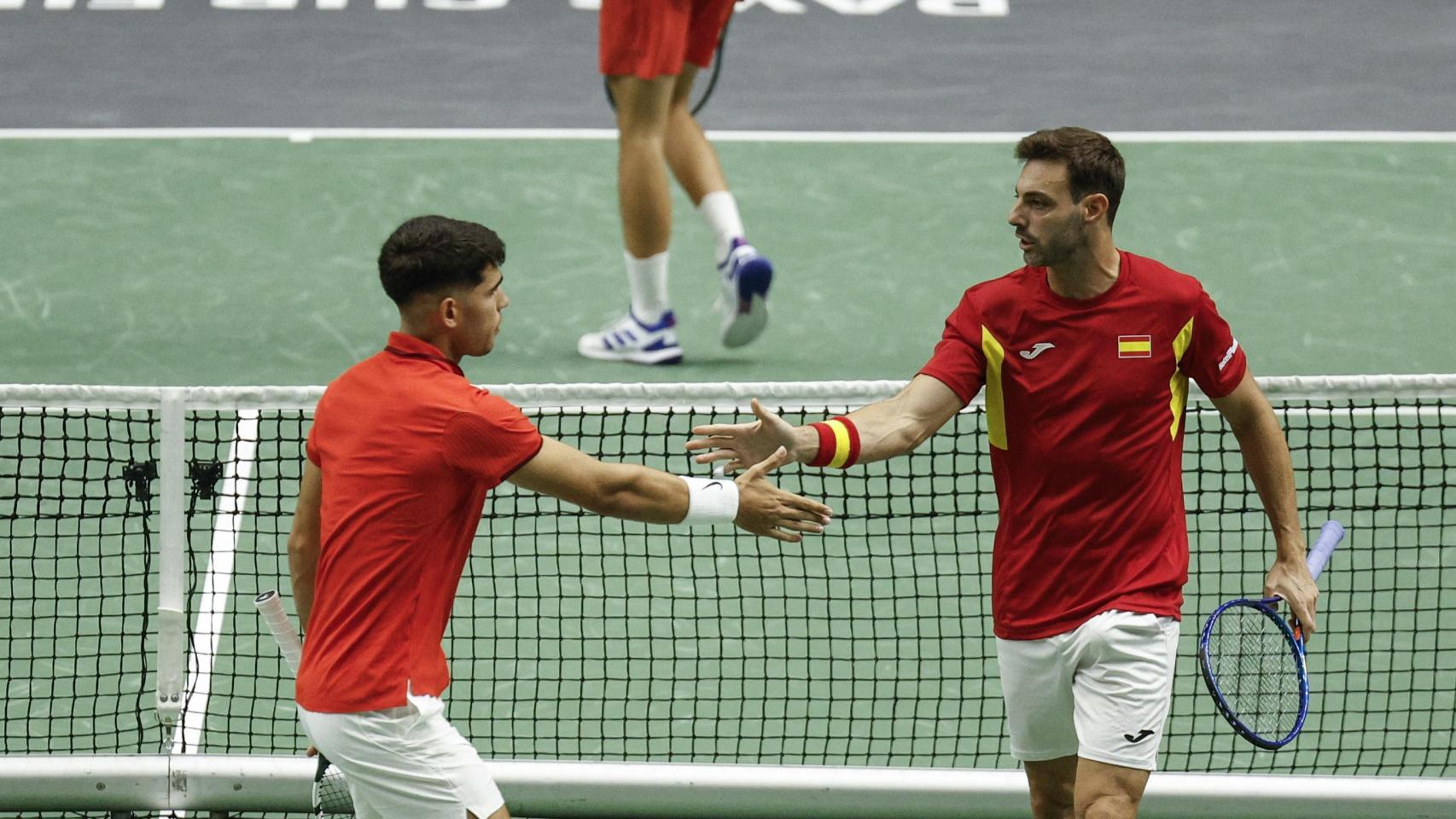 Granollers y Alcaraz celebran un punto en el partido de dobles ante la República Checa.