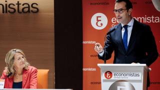 La vicepresidenta del Consejo General de Economistas de España y decana del Colegio de Economistas de Madrid, Amelia Pérez Zabaleta, y el ministro de Economía, Comercio y Empresa, Carlos Cuerpo.