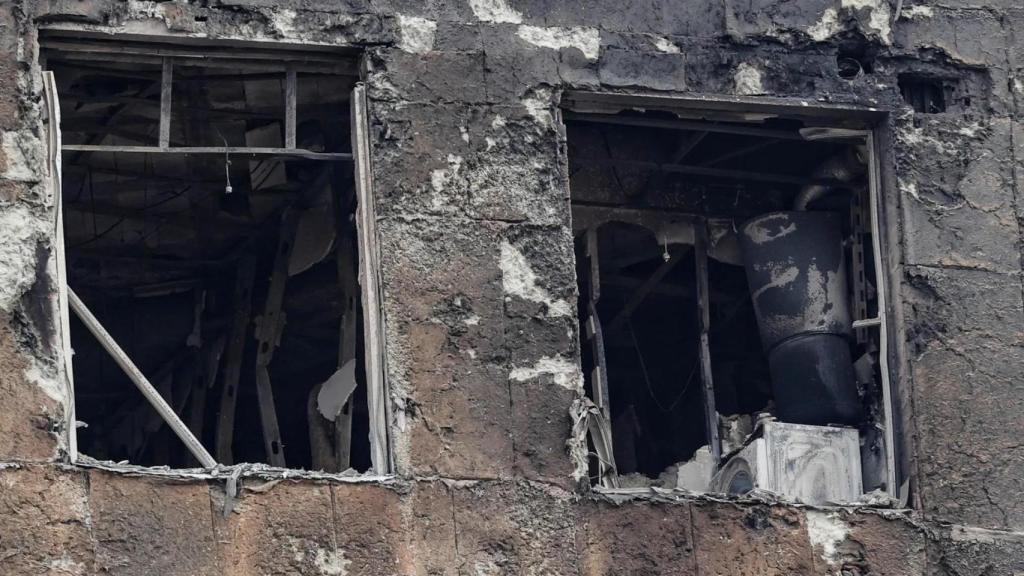 Los restos de una lavadora en una de las viviendas del edificio de Campanar