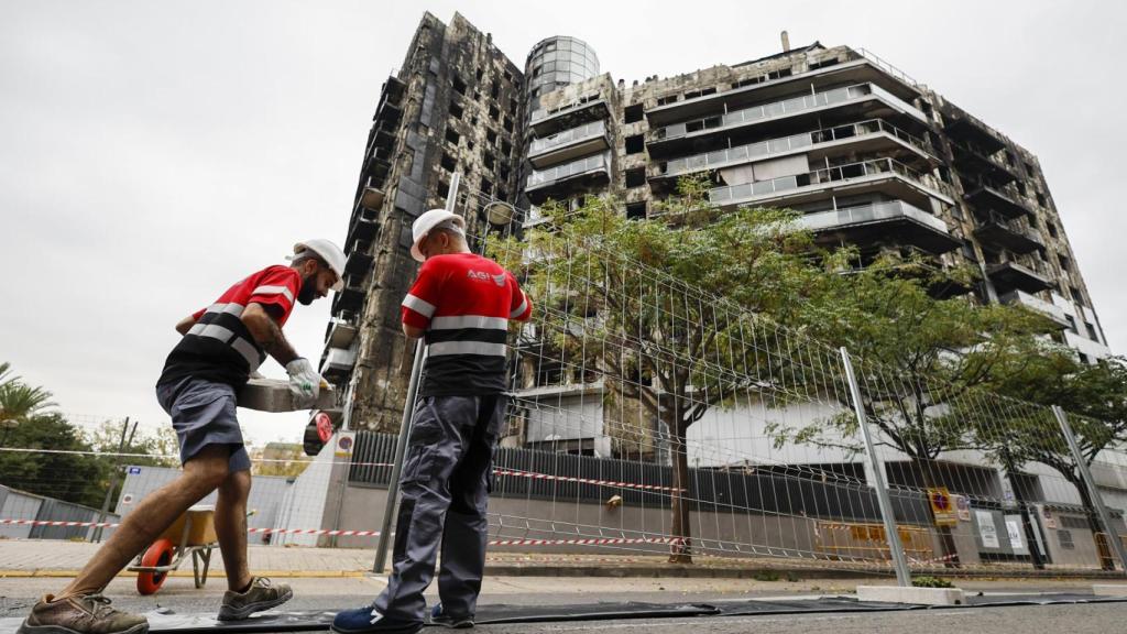 Varios operarios cerca del edificio de Campanar este mes de septiembre