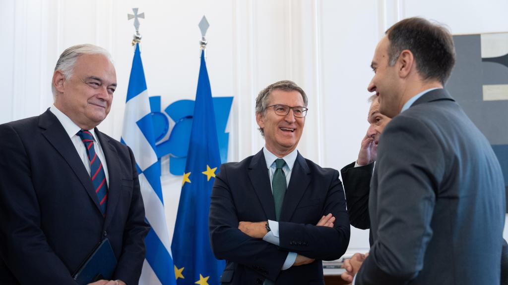 El vicesecretario Institucional del PP, Esteban González Pons (i), y el presidente del PP, Alberto Núñez Feijóo (c), a su llegada a su reunión con el primer ministro de Grecia, Kyriákos Mitsotákis, este viernes.
