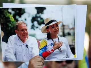 Una manifestante sostiene la foto de unidad de María Corina Machado y Edmundo González en Caracas.