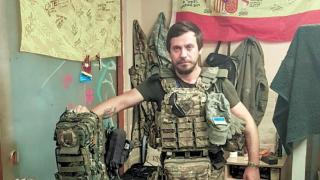 Víctor Álvarez, del batallón hispano, se prepara para ir al frente.