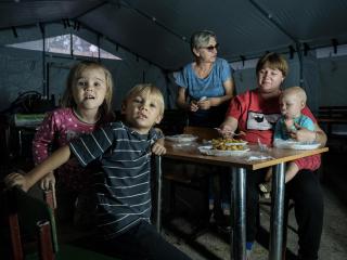Una familia de evacuados, en un viejo teatro de Pavlogrado.