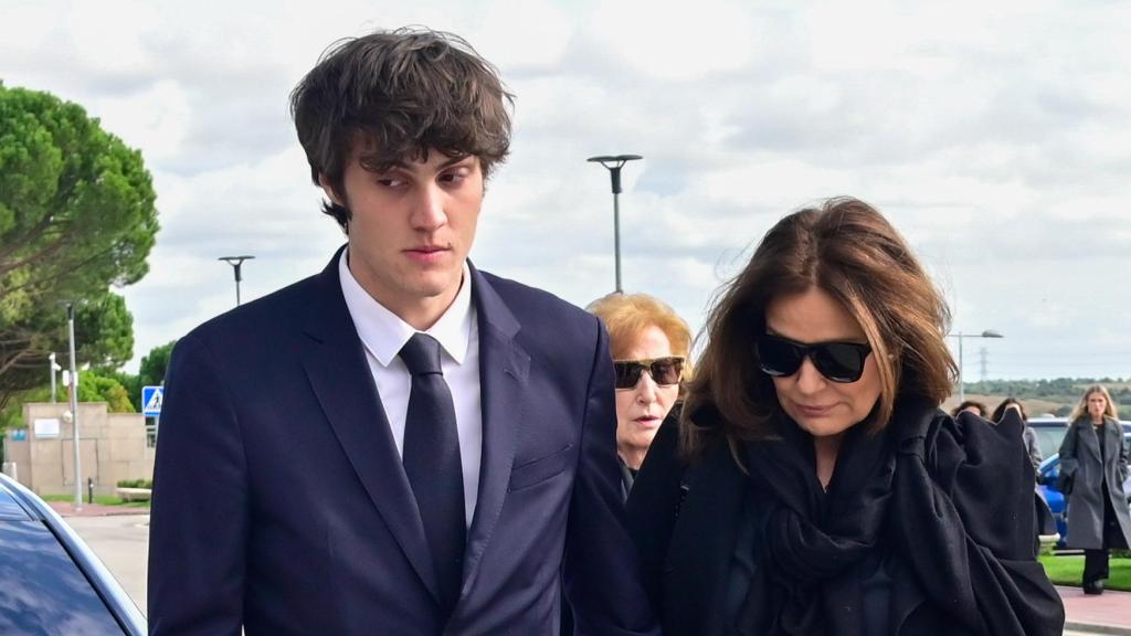 Nuria González con su hijo, Iván, tras la muerte de Fernández Tapias.