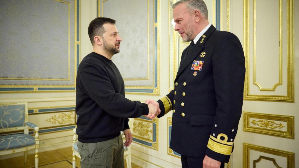 El presidente de Ucrania, Zelenski, se reúne con el presidente del comité militar de la OTAN, el almirante Bauer, en Kiev. Imagen de archivo.