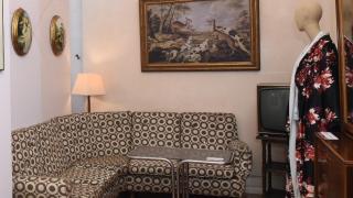 'Las series de nuestra vida': el salón de los Alcántara, la botica de 'Farmacia de guardia' y otras nostalgias