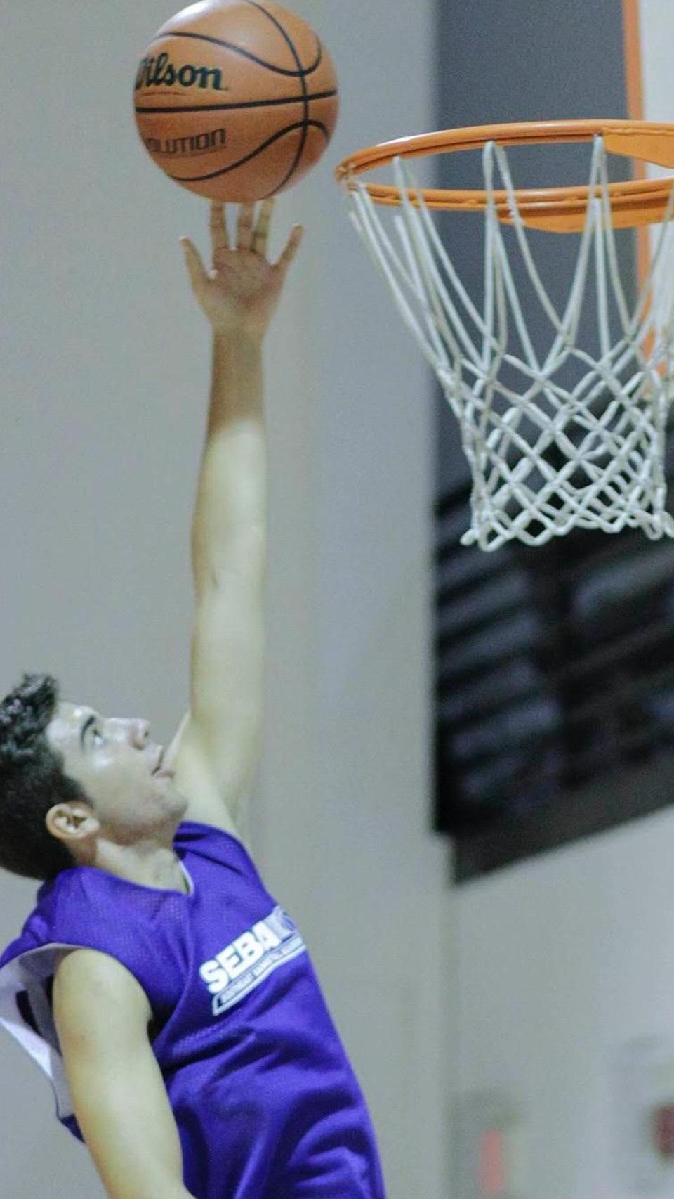 Samuel jugando al baloncesto.