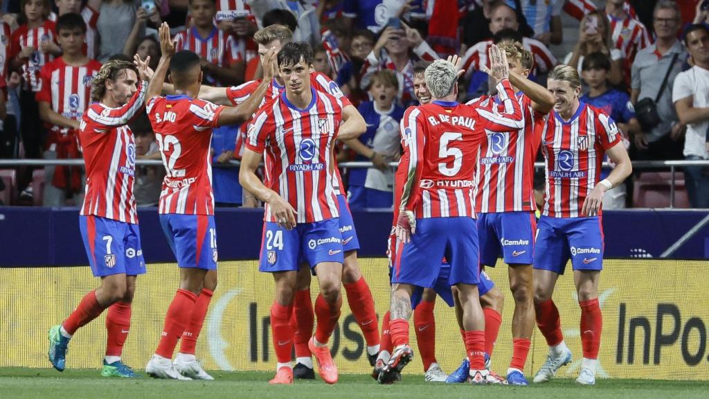 Los jugadores del Atlético de Madrid celebran el gol de Gallagher.