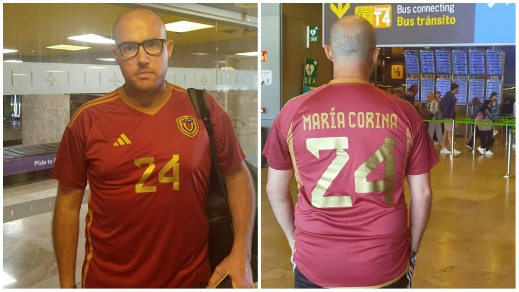 Carlos Albert, con la camiseta de María Corina por la que lo deportaron de Venezuela. EE