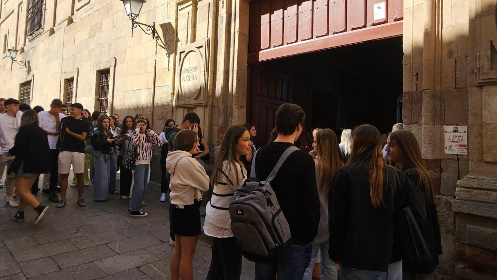 Comienza el nuevo curso en la UPSA. En la imagen, alumnos en la calle Compañía