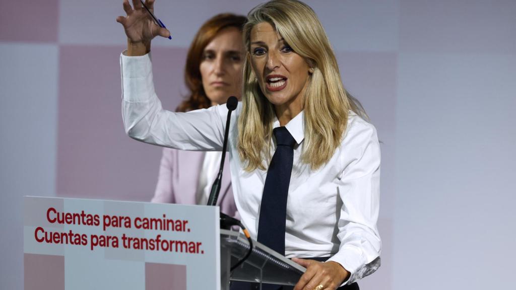 La líder de Sumar y vicepresidenta segunda y ministra de Trabajo, Yolanda Díaz, junto a la ministra de Sanidad, Mónica García.