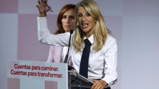 La líder de Sumar y vicepresidenta segunda y ministra de Trabajo, Yolanda Díaz, junto a la ministra de Sanidad, Mónica García.