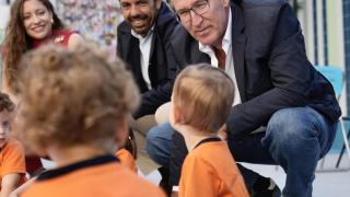 Alberto Núñez Feijóo, líder del PP, y Carlos Mazón, presidente de la Comunidad Valenciana, en una escuela infantil de Alicante.