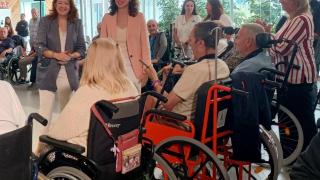 Isabel Díaz Ayuso visita la unidad específica para enfermos de ELA en el Hospital Zendal.