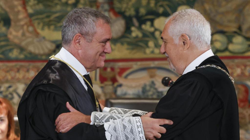 El nuevo juez del TC José María Macías y el presidente, Cándido Conde-Pumpido, en la toma de posesión del primero, el pasado día 6./