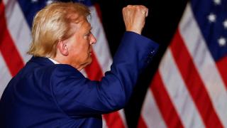 Donald Trump levanta el puño, en su último acto electoral en Las Vegas.