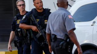 Agentes de la policía en los tribunales donde el acusado del intento de asesinato está declarando.