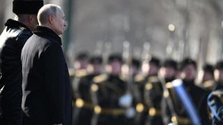 Vladimir Putin, en una ceremonia ante la Tumba del Soldado Desconocido en Moscú en 2023.