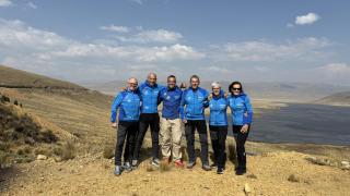 Los cinco expedicionarios posan en las cercanías de Huaraz junto a Carlos Martínez, director de la expedición.