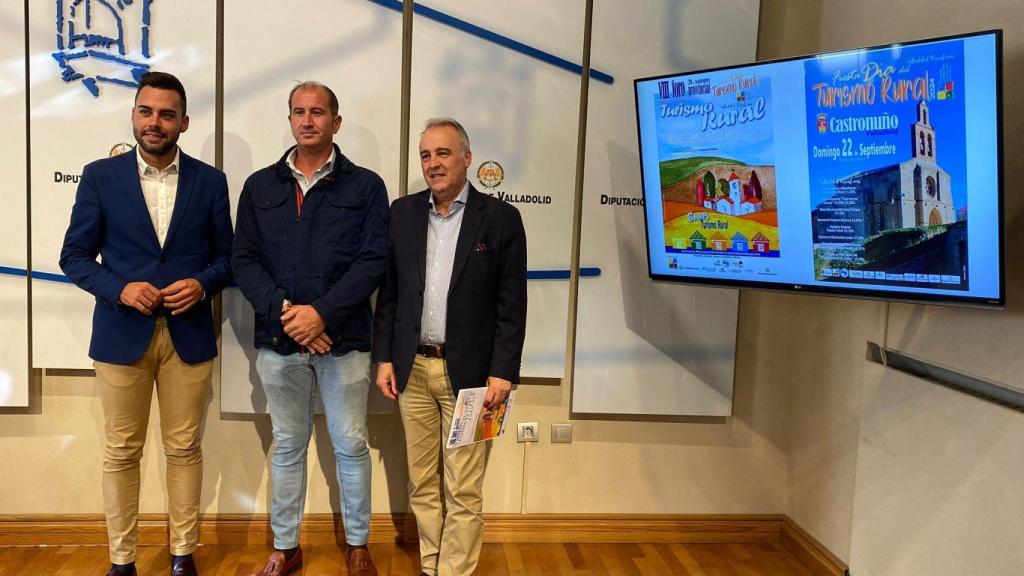 El diputado de Empleo, Desarrollo Económico y Reto Demográfico, Roberto Migallón, con el presidente de la Asociación de Empresarios de Turismo Rural, Luis Chico, presentando el Día del Turismo Rural