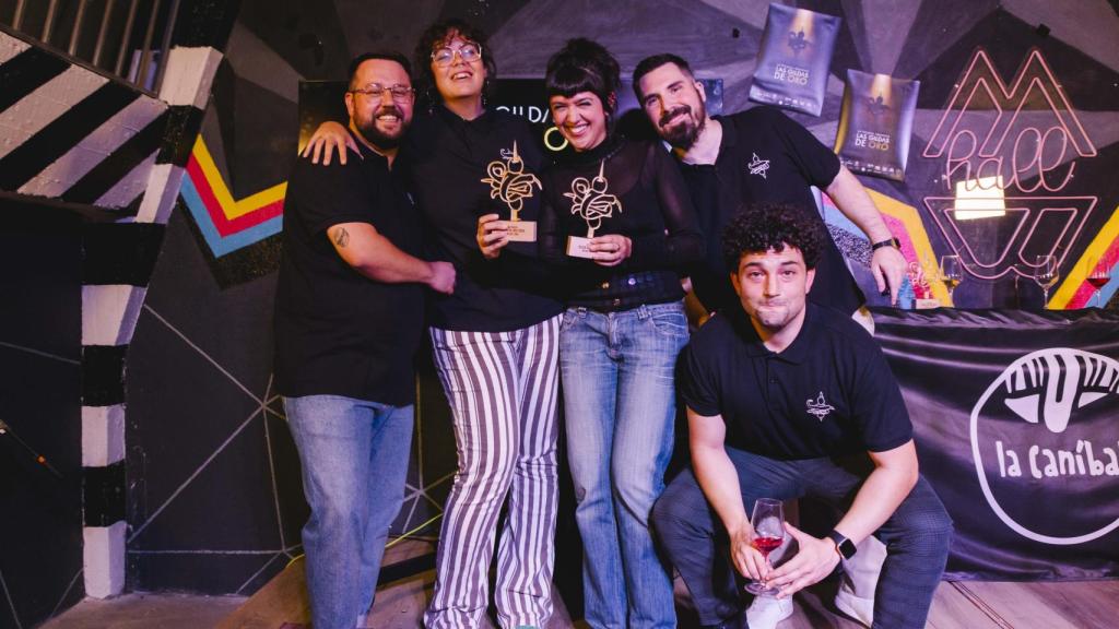 Los  presentadores y creadores del podcast, Javier Cirujeda, Adrián Alcaide, Rocío Benito y Ramón Valverde, entregándole el premio a Claudia Polo.