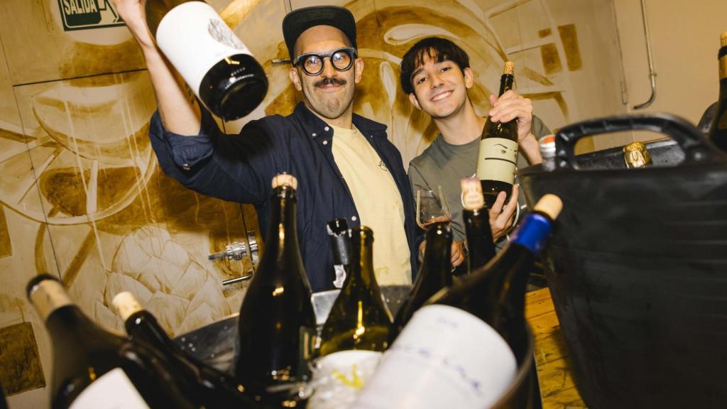 Tampoco faltó el vino, bien custodiado por los chicos de  Niepoort y Albariza en las venas, desde Jerez.