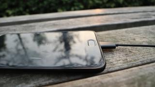 Carga de un smartphone por cable