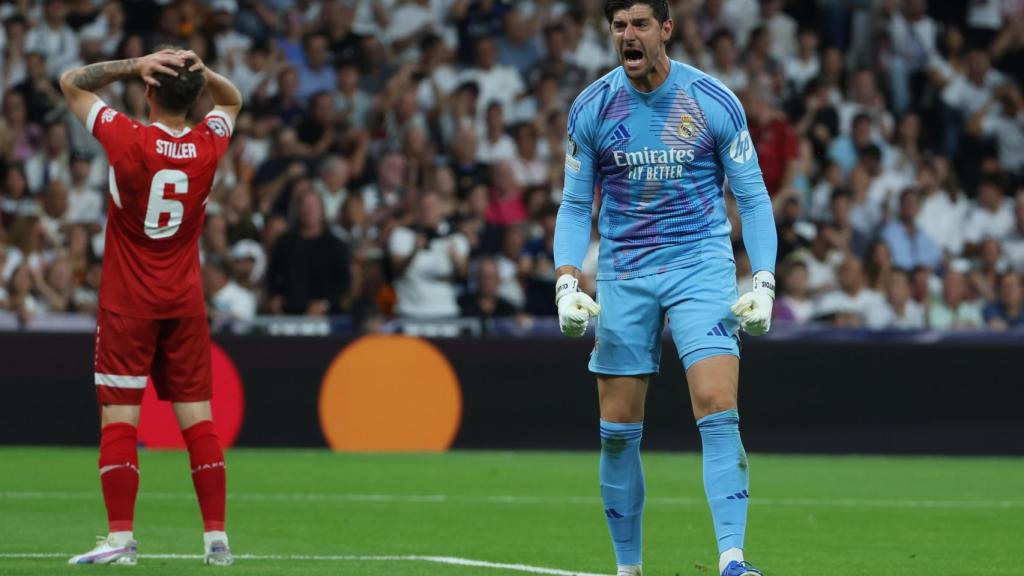 Courtois celebra una de las paradas en el partido ante el Sttutgart.