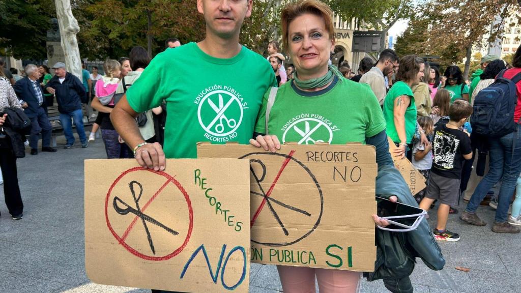 Luis Aragués e Isabel García, docentes en la manifestación.