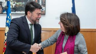 El alcalde Luis Barcala y la rectora Amparo Navarro el pasado febrero.