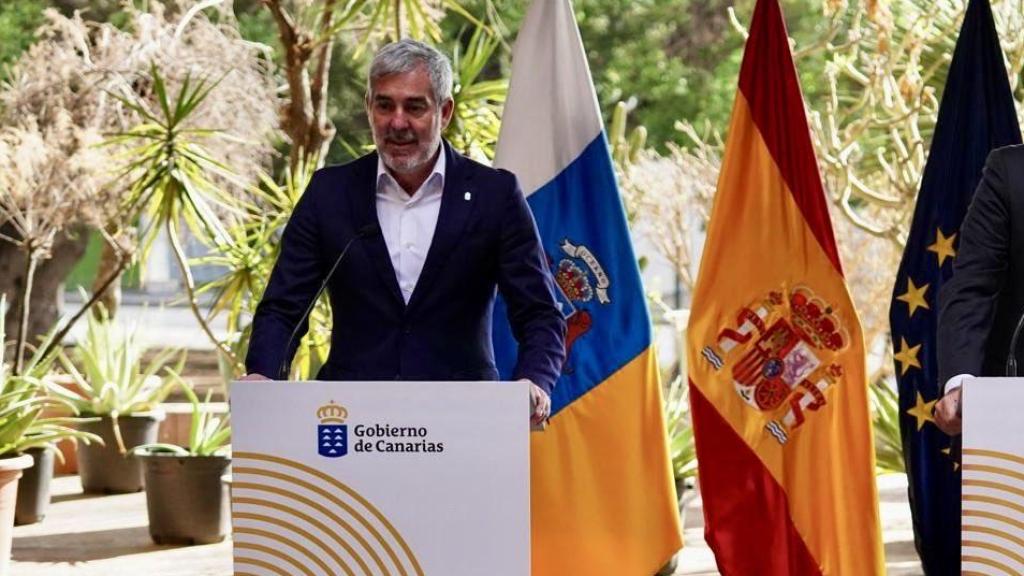 El presidente de Canarias, Fernando Clavijo, y el vicepresidente de la Comisión, Margaritis Schinas, durante su rueda de prensa de este miércoles