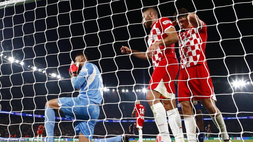 Gazzaniga se lamenta tras su error en el gol del PSG.