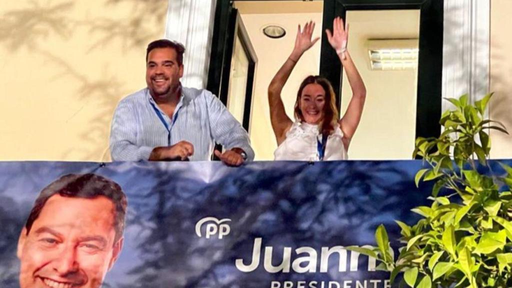 María Díaz Cañete celebra la mayoría absoluta de Juanma Moreno desde el balcón de la sede del PP andaluz.