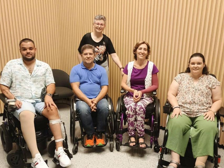 José María Bisbal junto al resto de los miembros de la junta directiva de ASPAYM.