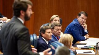 El portavoz de Vox, Juan García-Gallardo, y el presidente de la Junta, Alfonso Fernández Mañueco, en el último pleno de las Cortes