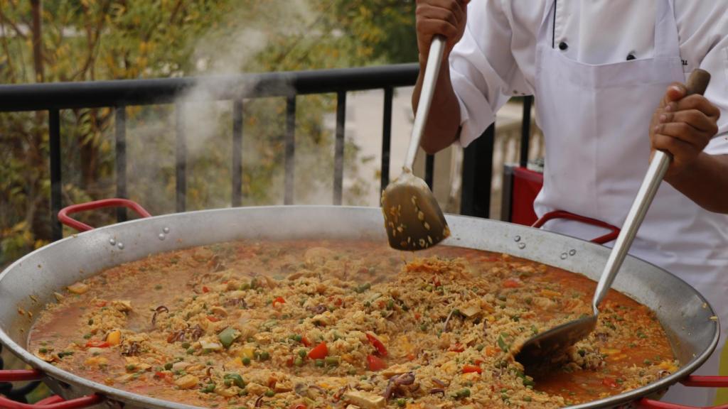 Cocinando una paella.