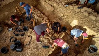 Estudiantes universitarios realizan trabajos de excavación en el yacimiento fenicio del Cerro del Villar en Málaga.