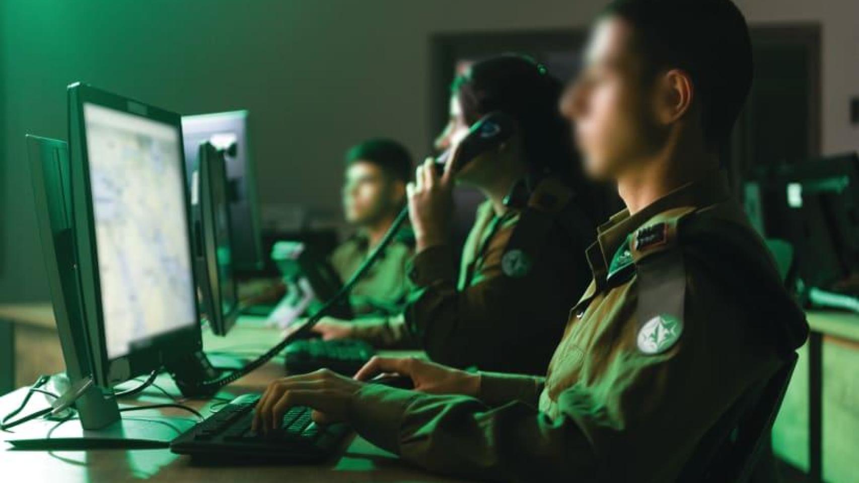 Soldados de la unidad cibernéticas israelí, en acción.