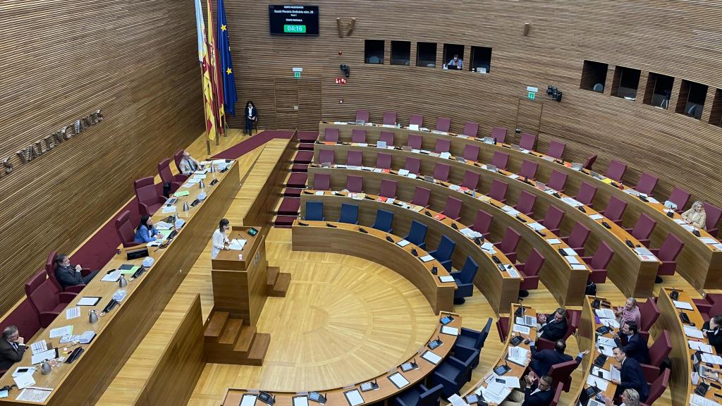 El hemiciclo de las Cortes Valencianas sin los diputados de la izquierda este viernes. EE
