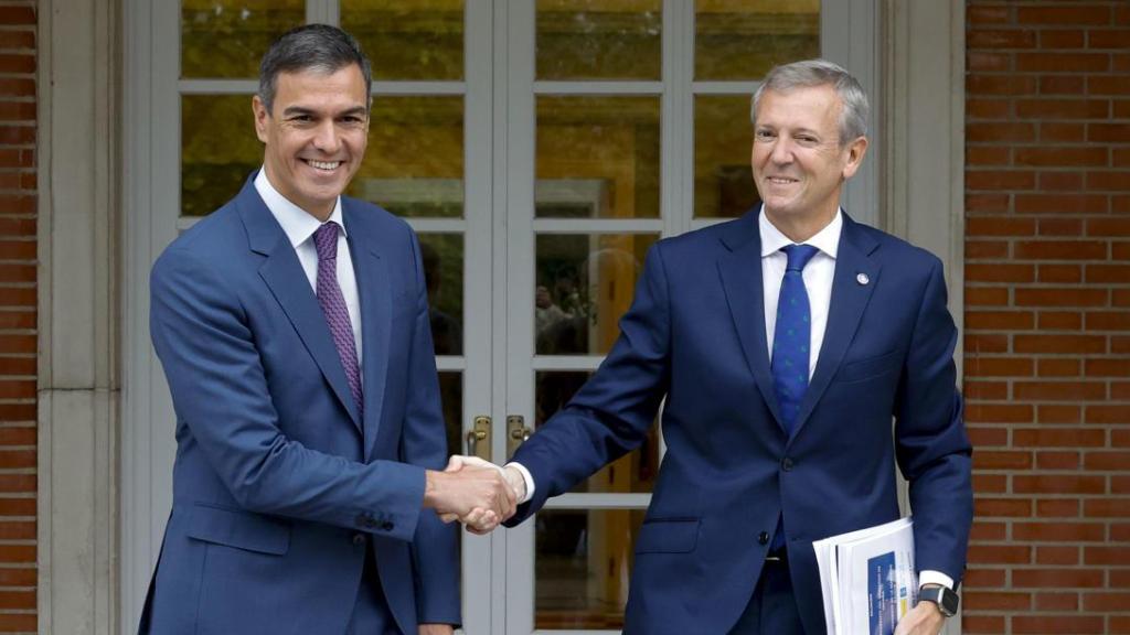 El jefe del Ejecutivo, Pedro Sánchez, recibe en la Moncloa al presidente de la Xunta de Galicia Alfonso Rueda.