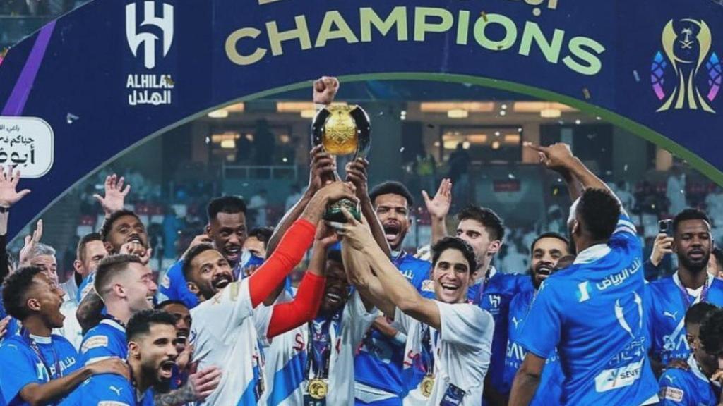 Yassine Bounou celebra un título con el Al-Hilal.