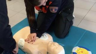 Un miembro de Protección Civil utilizando un desfibrilador