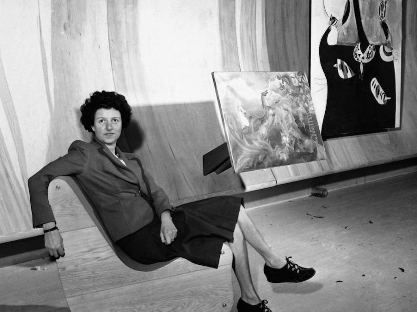 Peggy Guggenheim posa en su galería neoyorquina Art of This Century, 1942 © Berenice Abbott, AP Photo / Tom Fitzsimmons.